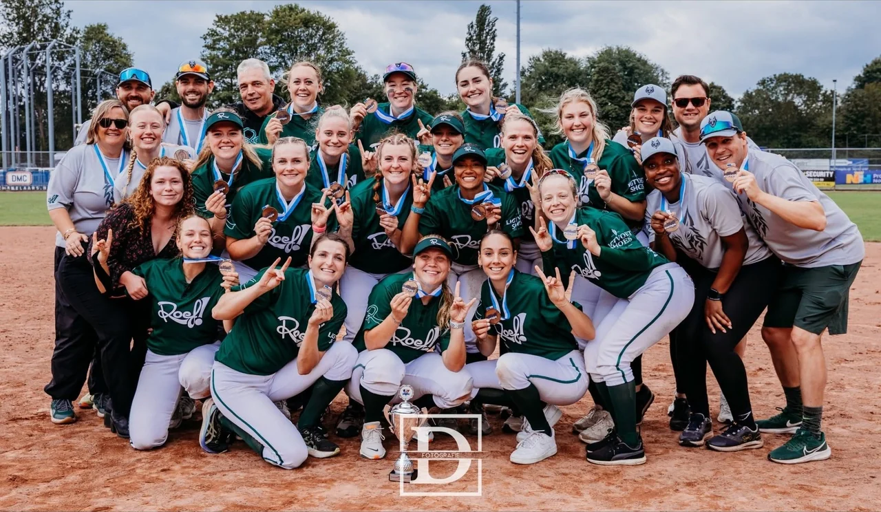 Softbal Dames 1 van Roef! viert met bronzen medailles en beker